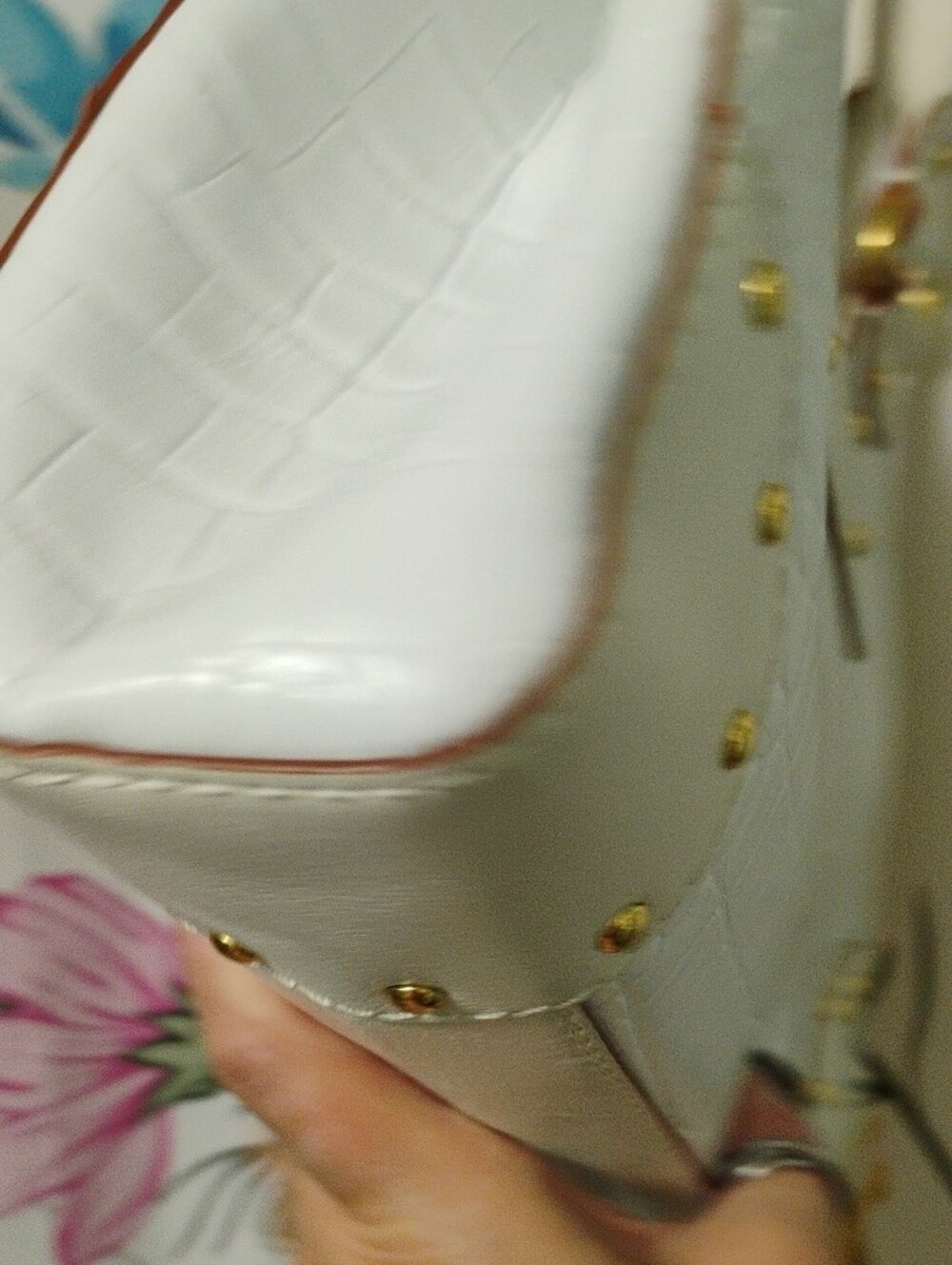 Michael Michael Kors Stylish White/Cream Croc-Emboss. 3 Compartment Shoulder Bag - Picture 7 of 15